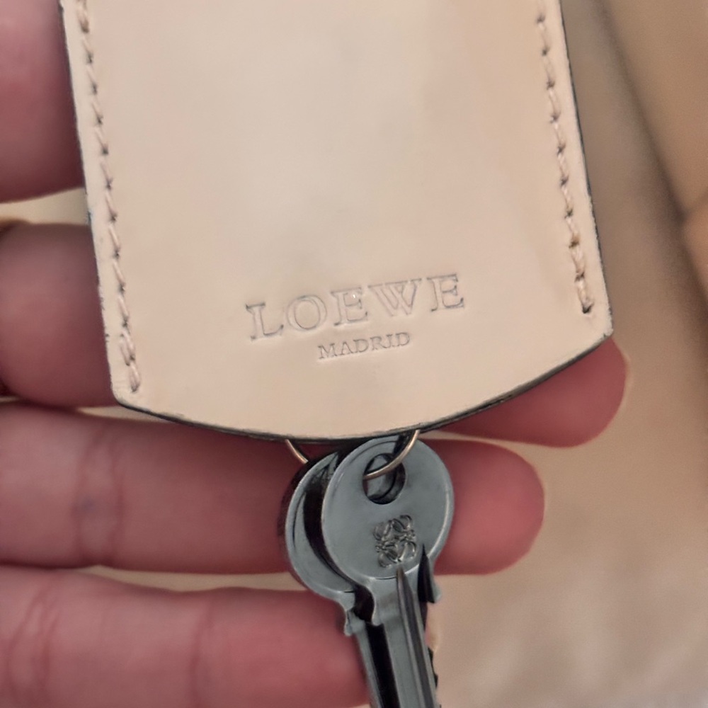 LOEWE Amazona 36 “Powder Pink” Tan Calfskin Leather Handbag RETAIL $4600+ - Picture 15 of 16